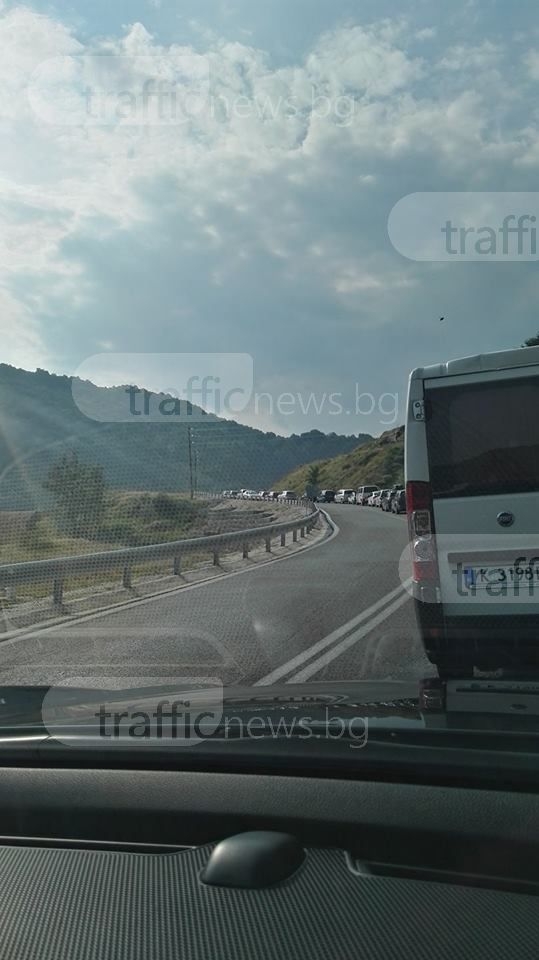 Български шофьори луднаха: Чакат с часове на Маказа (СНИМКИ)