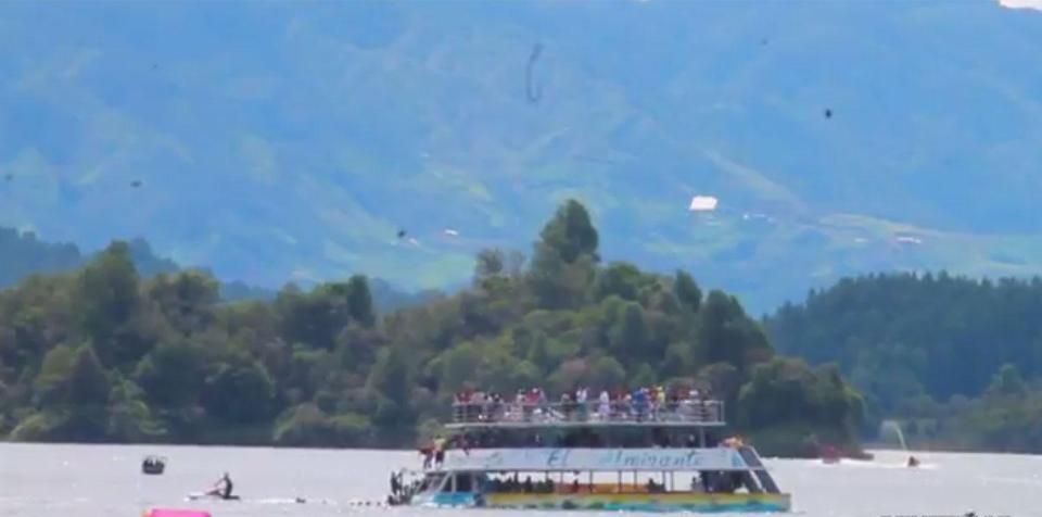Кораб със 150 туристи на борда потъна в Колумбия (СНИМКИ)