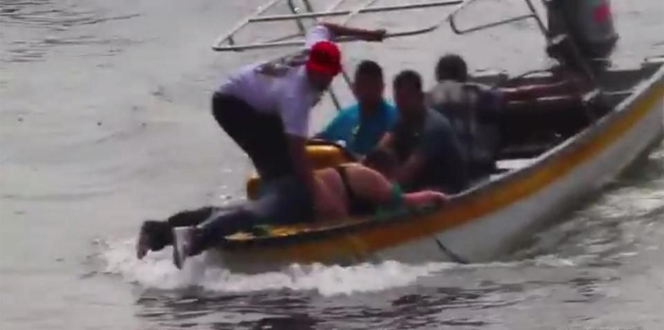 Кораб със 150 туристи на борда потъна в Колумбия (СНИМКИ)