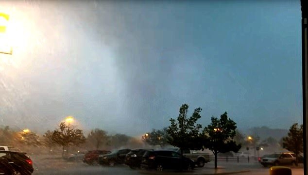 Шокиращо ВИДЕО: Торнадо разкъсва паркинга на голям магазин, клиентите умират от страх