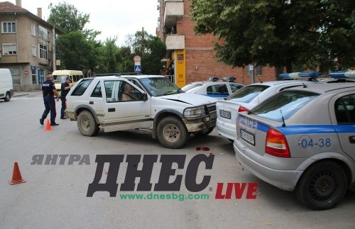 Бързи и яростни в Търново! Джип влетя в патрулки пред полицията (СНИМКИ)