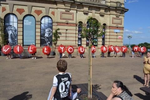 Любов като по филмите завърши с уникално предложение за брак на емблематично място в Лондон (СНИМКИ)