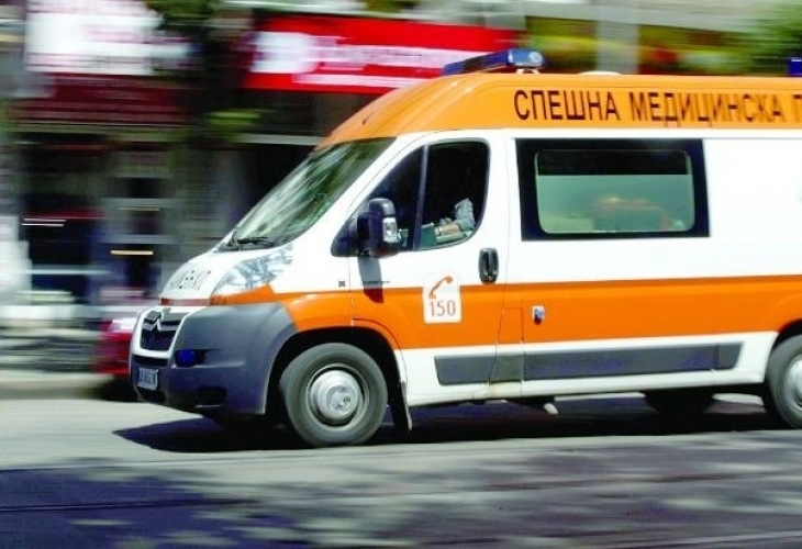Сигнал до БЛИЦ: Мотор и кола катастрофираха в центъра на София, има ранен