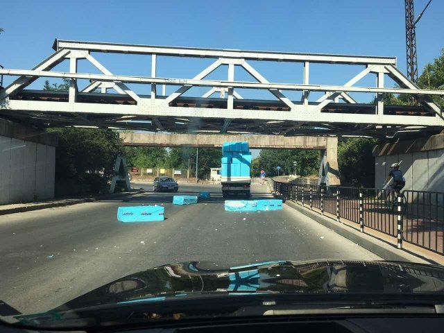 Върхът на несъобразителността! Камион се заклещи под мост в Пловдив