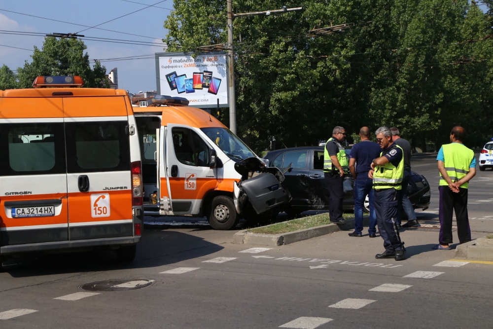 Първо в БЛИЦ: Линейка и лека кола се помляха на възлово кръстовище в София! (СНИМКИ)