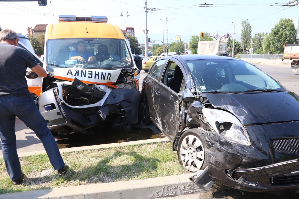 Първо в БЛИЦ: Линейка и лека кола се помляха на възлово кръстовище в София! (СНИМКИ)