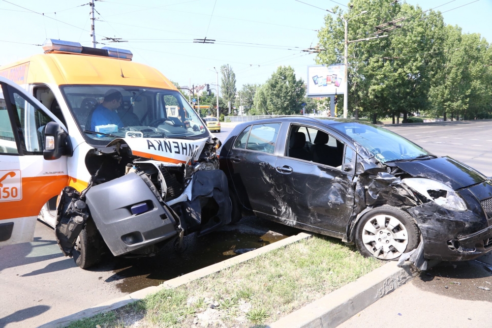 Първо в БЛИЦ: Линейка и лека кола се помляха на възлово кръстовище в София! (СНИМКИ)