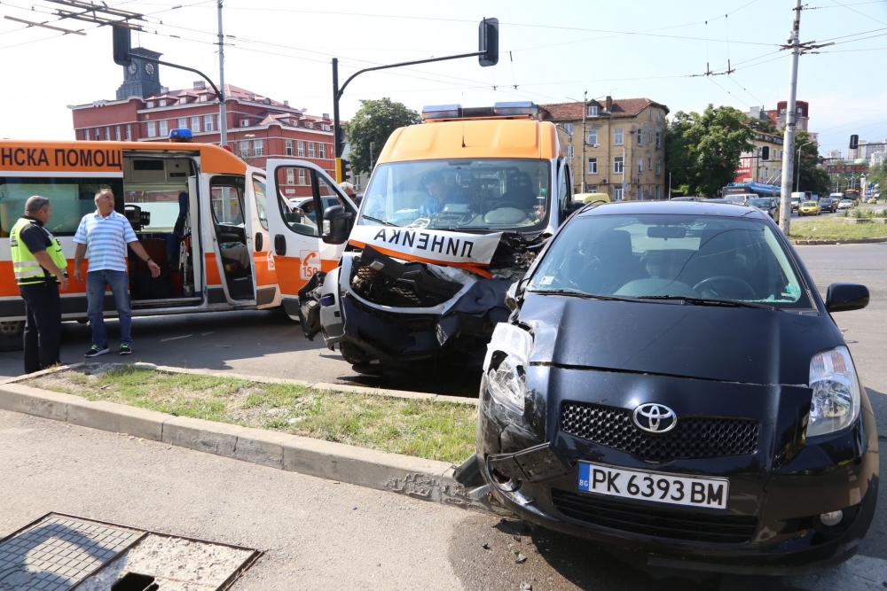 Първо в БЛИЦ: Линейка и лека кола се помляха на възлово кръстовище в София! (СНИМКИ)