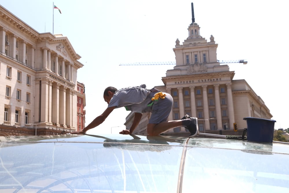 Фоторепортаж на БЛИЦ! Лятно чистене на колене в София под прозорците на президента и премиера