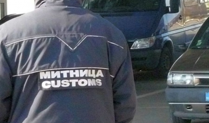 Митничари от Видин спряха кола за проверка и онемяха от намереното (СНИМКИ)