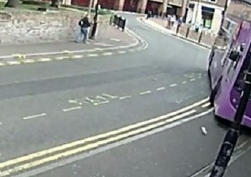 Шок в Лондон! Вижте как автобус премазва пешеходец на улица (ВИДЕО 18+)