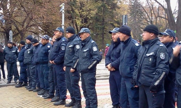 Полицаите искат по-високи заплати за всички в МВР - от чистачките до министъра
