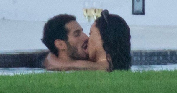 Риана бе хваната от папараци как се целува страстно с непознат в басейна (СНИМКИ) 