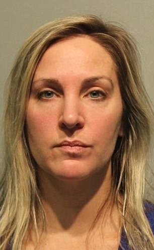 Омъжена 38-годишна майка съблазнила двама тийнейджъри и правила секс с тях в колата си, изпращала им голи селфита (СНИМКИ)