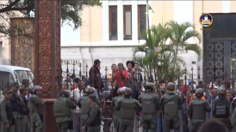 Пълзящ държавен преврат във Венецуела! Страната е на прага на гражданска война, щурм на парламента, атака с хеликоптер, танкове по улиците (ОБЗОР)