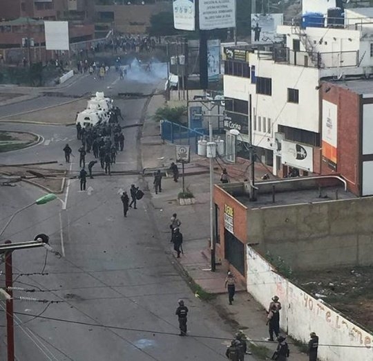 Пълзящ държавен преврат във Венецуела! Страната е на прага на гражданска война, щурм на парламента, атака с хеликоптер, танкове по улиците (ОБЗОР)
