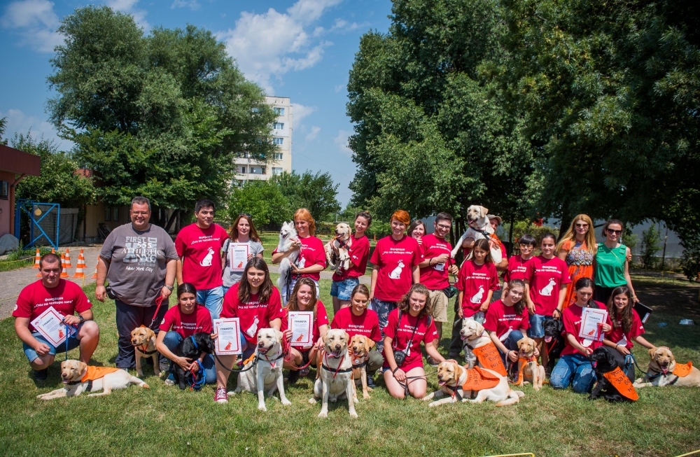 Мтел и фондация „Очи на четири лапи” обучават рекорден брой кучета водачи (СНИМКИ)