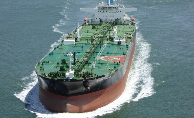 Корабен магнат надушва край на срива при петрола