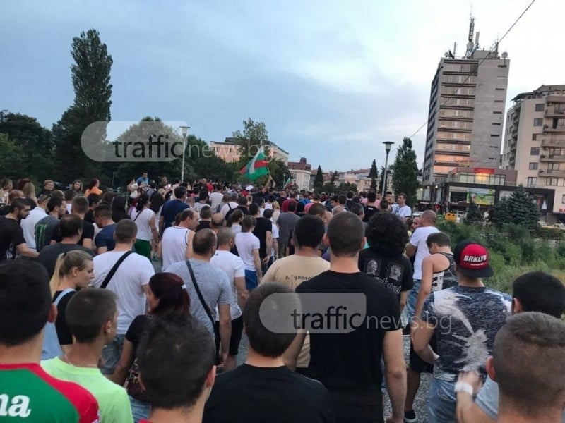 Боят настана! Асеновград на прага на втора Катуница! Стотици се втурнаха към ромската махала, полицейски кордон се мъчи да спре протеста ( ВИДЕО)