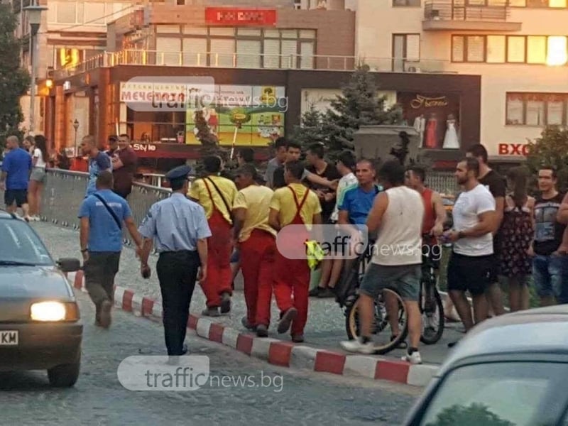 В Асеновград е страшно! Трима роми отнесоха гнева и ритниците на протестиращите