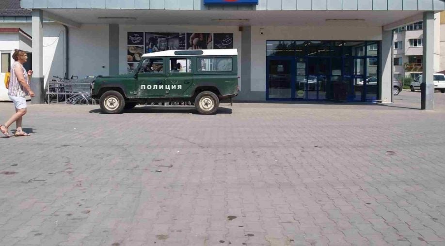 Врачанин пита: Защо джип на "Гранична полиция" паркира пред входа на магазин при празен паркинг (СНИМКИ)
