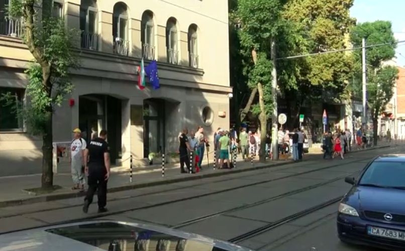 Йоло Денев и активист на "ДА(й), България" са двама от петимата протестиращи в защита на съдията на мафията (СНИМКИ)