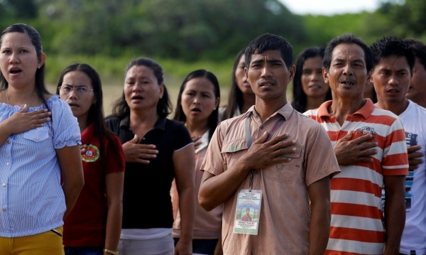 На Филипините: Ако не пееш страстно химна те чака солена глоба! 