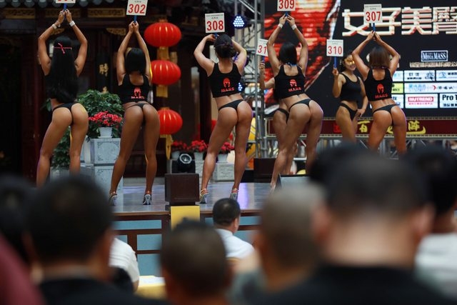 Китайки по прашки се надпреварваха за приза „най-апетитно дупе” (СНИМКИ 18+)