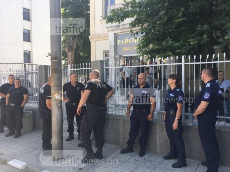 Съдът в Асеновград под полицейска обсада, вкарват в залата арестуваните роми (СНИМКИ)