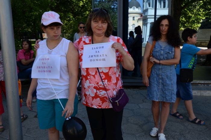 Фоторепортаж в БЛИЦ: Тъжна гледка пред парламента, отчаяни майки протестираха 