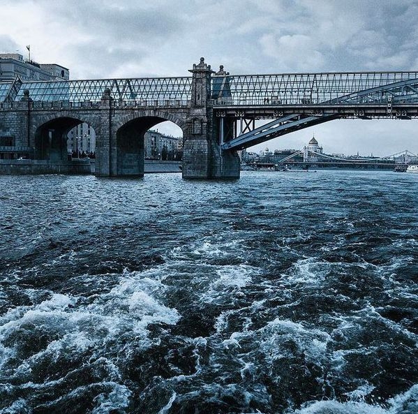 Небето се отвори и в Москва стана страшно! Такава буря от десетилетия не е имало (СНИМКИ/ВИДЕО)