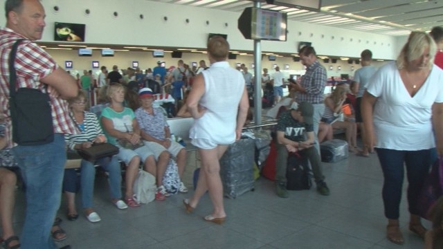 Стотици руски туристи са блокирани на летището в Бургас (ВИДЕО)