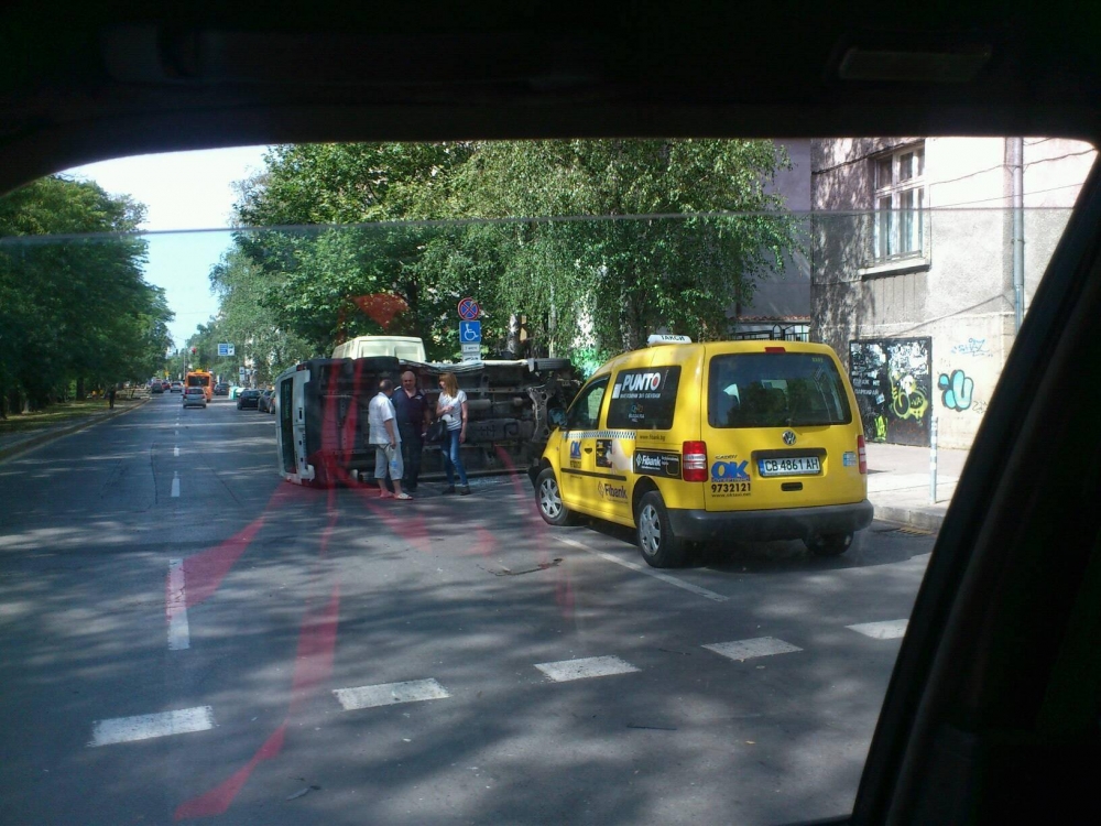 Сигнал в БЛИЦ! Кола се обърна след удар в друг автомобил в центъра на София, има пострадали (СНИМКА)
