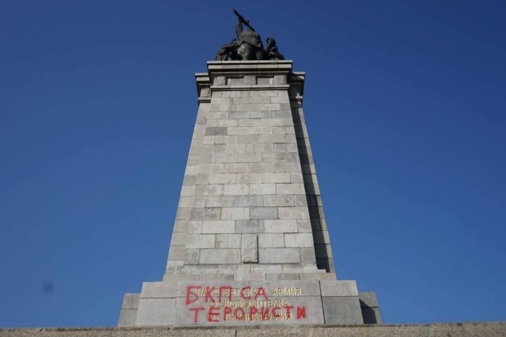 Първо в БЛИЦ: Вандализъм върху паметника на Съветската армия (СНИМКИ)