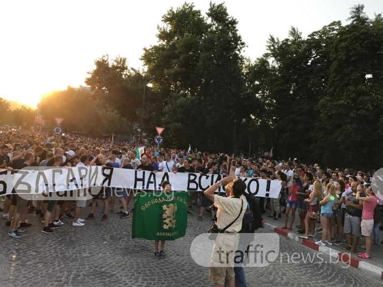 В Асеновград над 4000 протестиращи скандират "Смърт за виновните!", тръгнаха към ромската махала! Полиция от цялата страна я пази от гнева