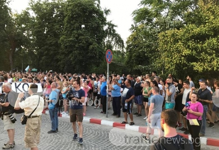 Ето какво се случва в момента на протеста в Асеновград