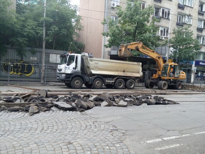 Фоторепортаж в БЛИЦ: Вижте как изглежда бул. "Дондуков" след започването на ремонта 