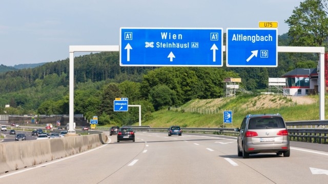 Спряха движението по магистрала в Австрия заради... пернати (СНИМКИ)