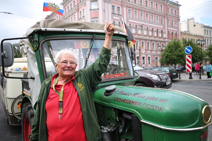Възрастен германец пропътува близо 2000 км. с 57-годишен трактор (СНИМКИ/ВИДЕО)