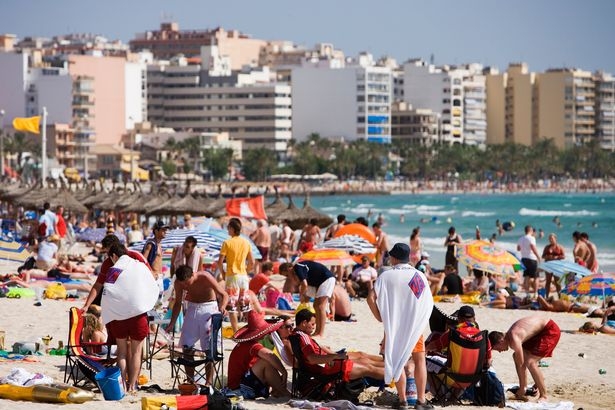 Кървав кютек в Майорка: Полуголи немски туристи се млатиха като обезумели на плажа (СНИМКИ/ВИДЕО 18+)