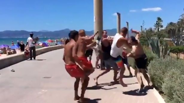 Кървав кютек в Майорка: Полуголи немски туристи се млатиха като обезумели на плажа (СНИМКИ/ВИДЕО 18+)