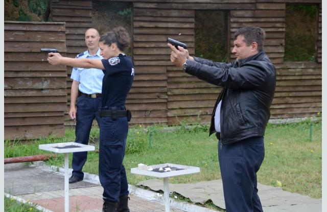 Кръшна полицайка с ослепителна фигура надстреля колегите си на турнир 
