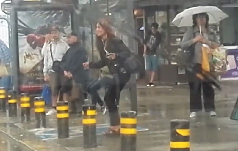 Жена показа на автобусна спирка, че няма лошо време, а само такова настроение 