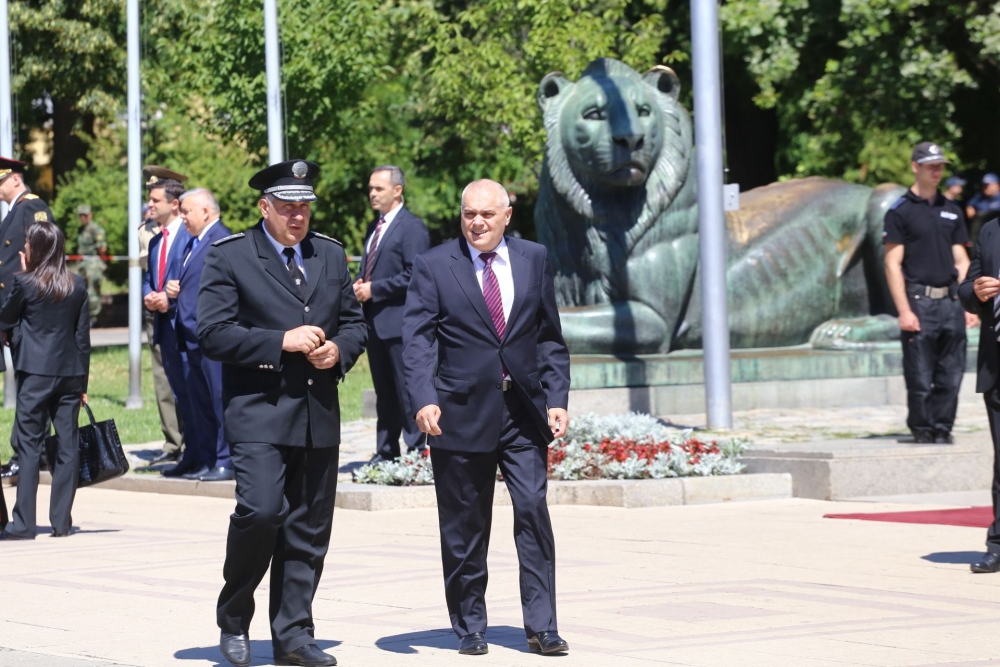 Фоторепортаж в БЛИЦ! Политици и общественици се поклониха пред Паметника на незнайния войн