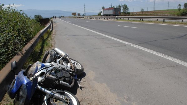 Мотоциклетист се бори за живота си след инцидент край Варна