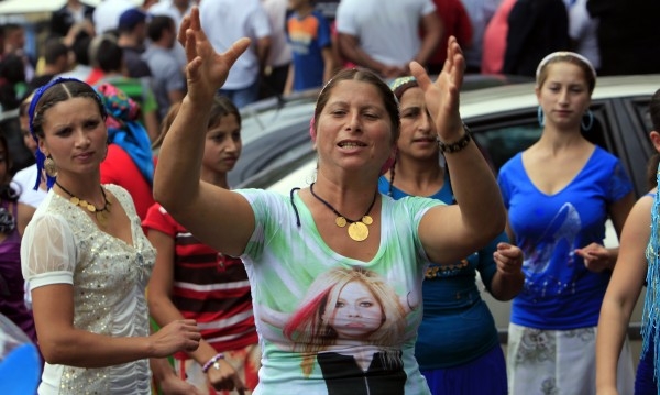 Заради сватбите: Изземват усилвателите на ромите в Дупница 