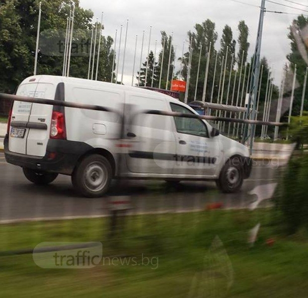 Безумие! Нагъл шофьор кара 300 метра в насрещното на Панаира в Пловдив (ВИДЕО)