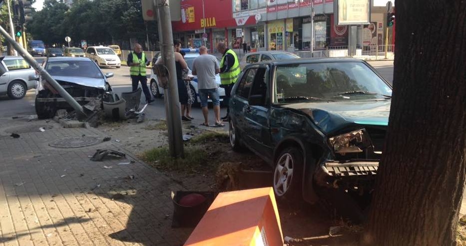 Две коли станаха на мармалад в центъра на Варна (СНИМКИ)