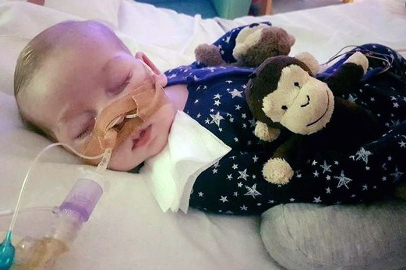 Републиканци искат да направят бебето Чарли американски гражданин, за да спасят живота му