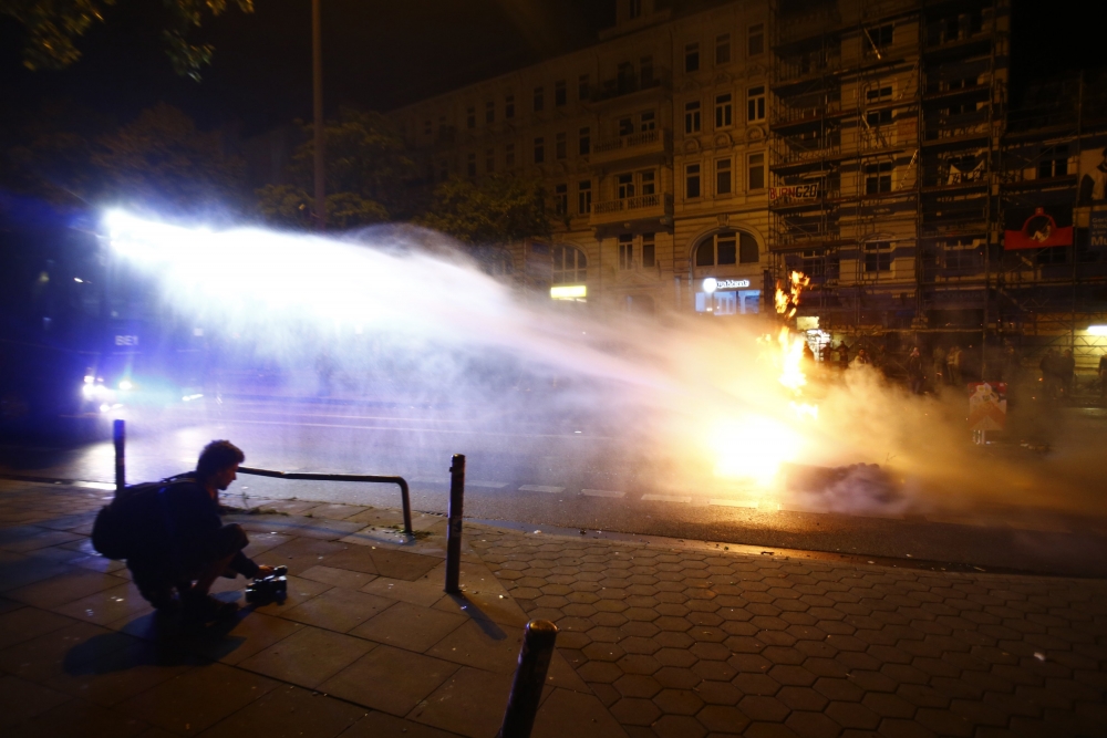 Поредна размирна нощ в Германия: В Хамбург е като след война (СНИМКИ)